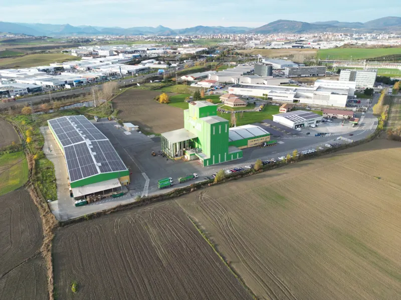 Nave de Caceco con fotovoltaica en cubierta