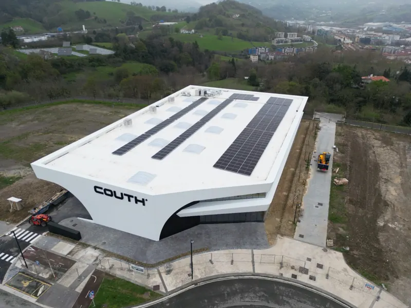 Edificio de Couth con fotovoltaica en cubierta