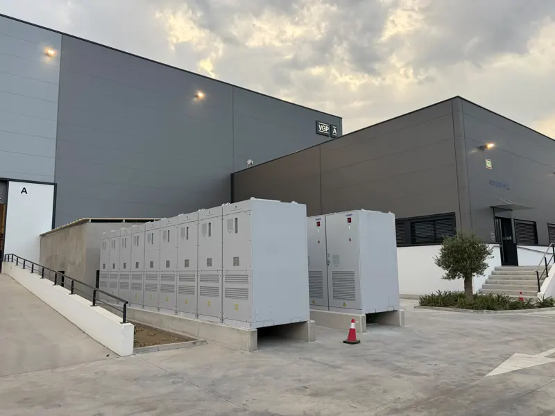Cabinets de baterías del proyecto Martorell junto a la nave