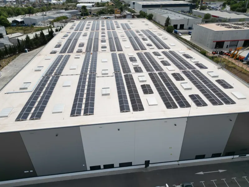 Cubierta de la nave con la instalación fotovoltaica de 750 kWp