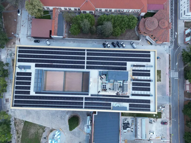 Edificio de la UPNA con fotovoltaica en cubierta