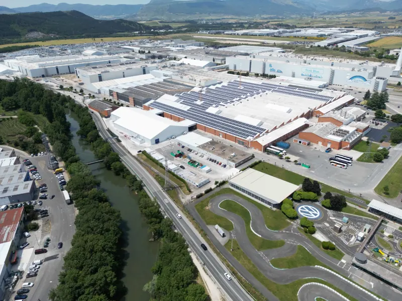 Vista aérea de la planta de Volkswagen Navarra con fotovoltaica en cubierta